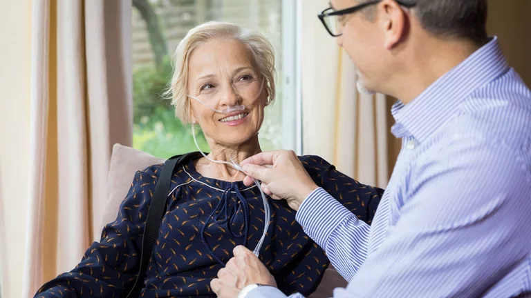 COPD female patient with technician 1